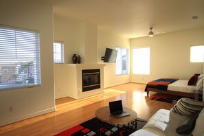 5 bedrooms, desk, iron/ironing board, travel crib - Astonishing Oceanfront beach house with Jacuzzi & Ocean Views  & … Lemon Trees (Carlsbad)