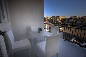 Outdoor dining - Astonishing Oceanfront beach house with Jacuzzi & Ocean Views  & … Lemon Trees (Carlsbad)