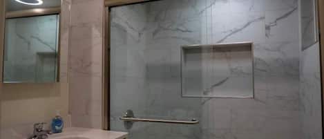 Douche, serviettes fournies, savon, shampoing