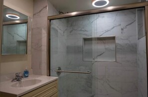 Regadera, toallas, jabón, shampoo