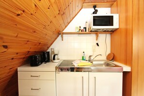 Kühlschrank, Mikrowelle, Wasserkocher mit Kaffee-/Teezubehör, Toaster