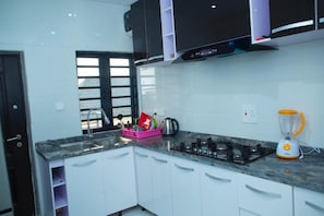 Kühlschrank, Mikrowelle, Ofen, Kochgeschirr/Geschirr/Besteck