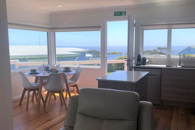 Beach House with Bay of Fires views, featuring 2 bedrooms with ensuite bathrooms