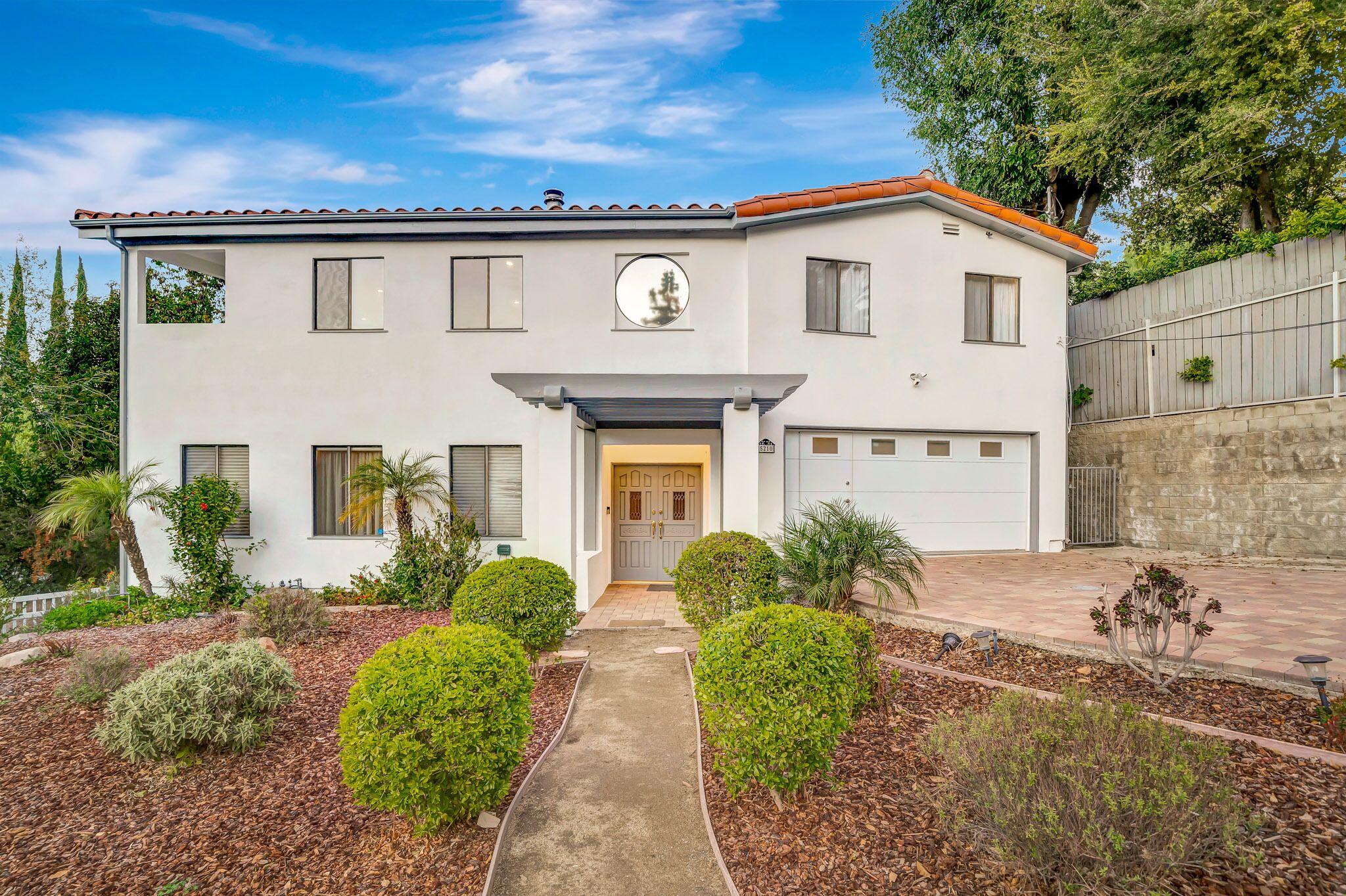 5 BR Modern 3,700sqft Home w/Office, Pool Table, Hot Tub - Amazing Location!