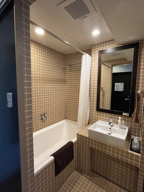 Deluxe Double Room | Bathroom | Combined shower/bathtub, deep-soaking bathtub, free toiletries - Sutton Place Hotel Ueno (Tokyo)