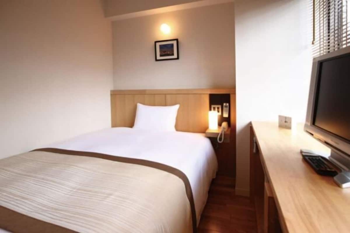 1 kamar tidur, brankas, meja kerja, dan kedap suara