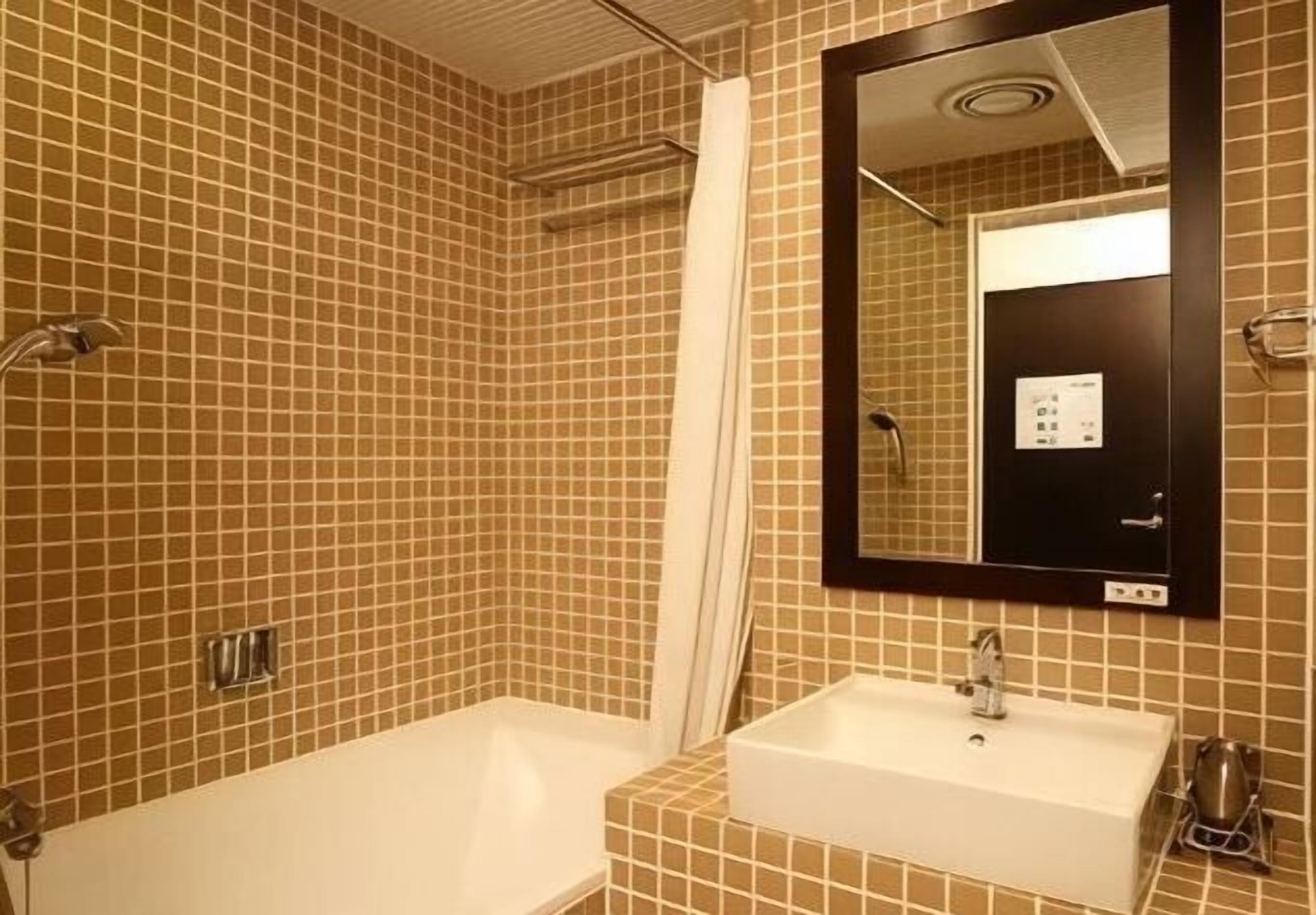 Badezimmer | Duschwanne, Komfortbadewanne, kostenlose Toilettenartikel, Haartrockner