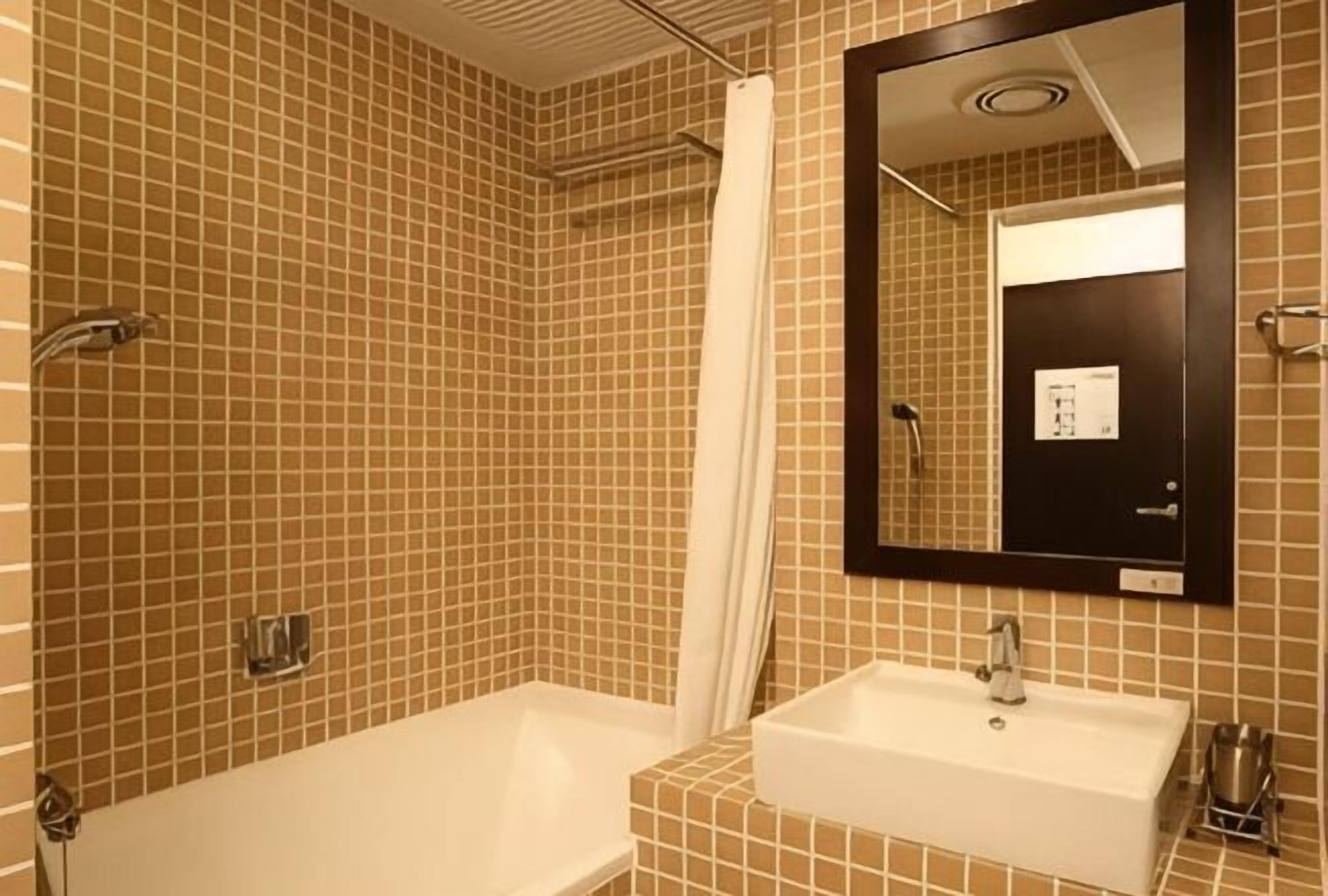Bathroom | Combined shower/tub, deep soaking tub, free toiletries, hair dryer
