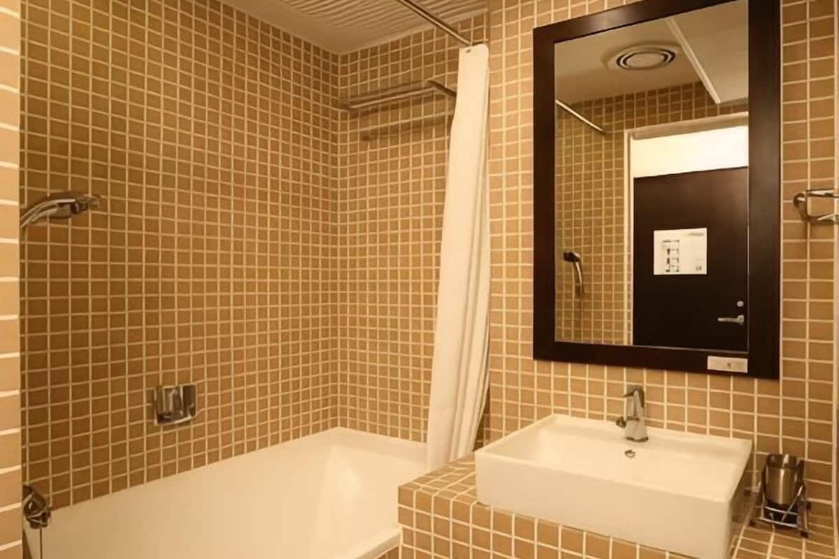 Bathroom | Combined shower/tub, deep soaking tub, free toiletries, hair dryer