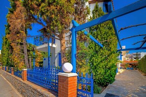 Apartment, 1 Bedroom, Smoking, Balcony | Property entrance