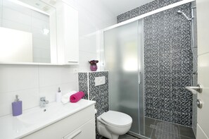House, 4 Bedrooms, Smoking, Private Pool | Bathroom | Soap, shampoo