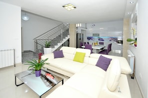Maison, 4 chambres, fumeurs, piscine privée | Salle de séjour | Table de tennis de table