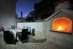 Ferienhaus, 4 Schlafzimmer, Raucher, eigener Pool | Speisen im Freien