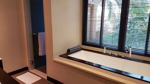 Appartement, 2 chambres, balcon | Salle de bain