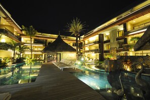 Una piscina al aire libre