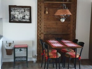 Studio, 1 Bedroom, Smoking, Balcony | Tempat makan