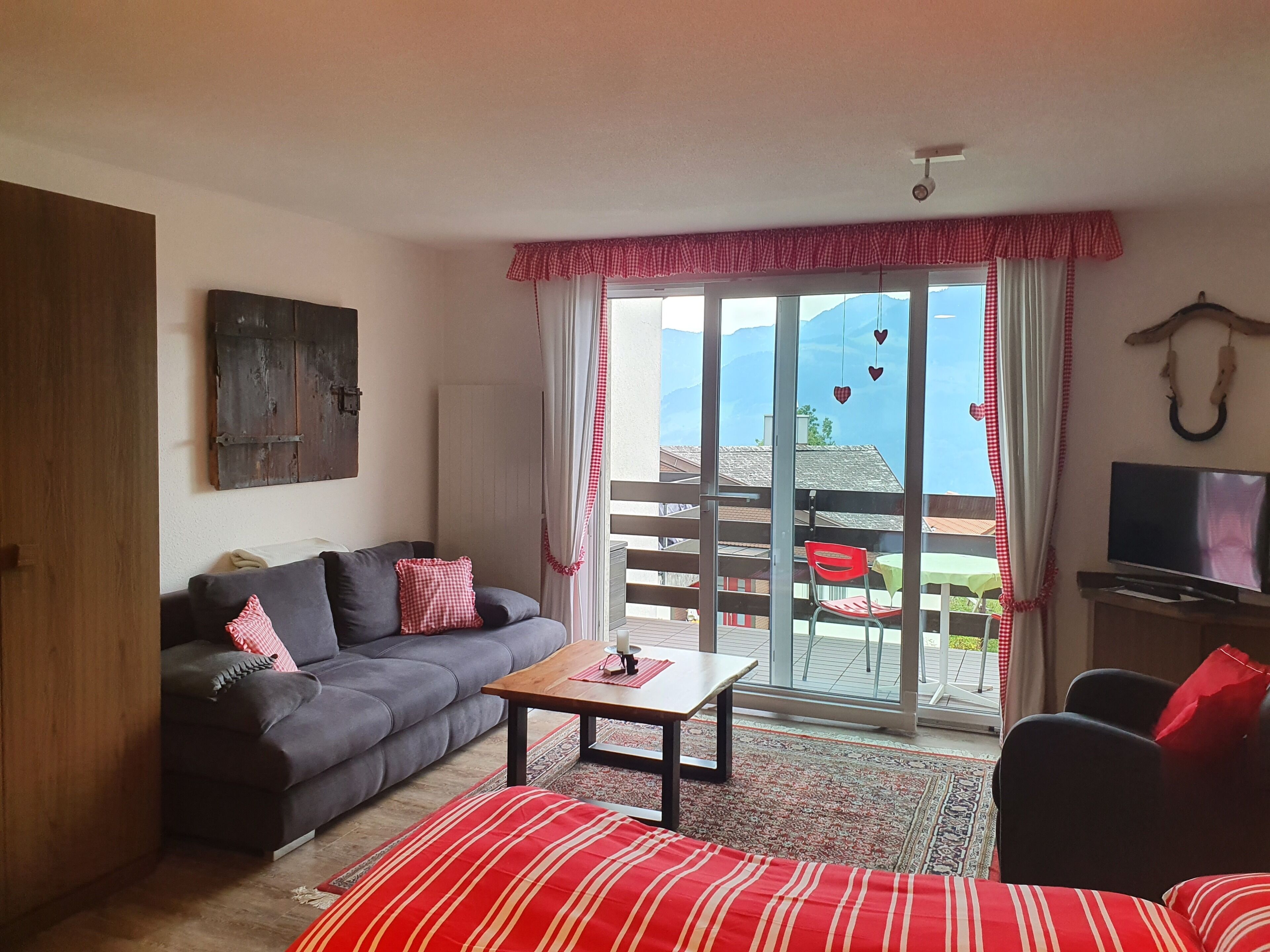 Studio, 1 Bedroom, Smoking, Balcony | Living room | Books