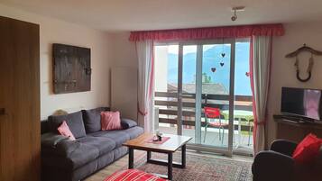 Studio, 1 Bedroom, Smoking, Balcony | Living room