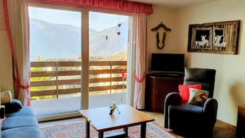 Studio, 1 Bedroom, Smoking, Balcony | Living area | Books