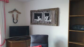 Studio, 1 Bedroom, Smoking, Balcony | Living area | Books