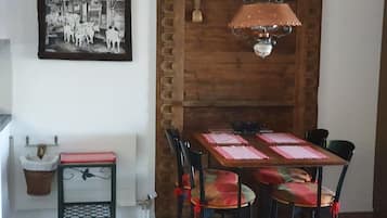 Studio, 1 Bedroom, Smoking, Balcony | Dining