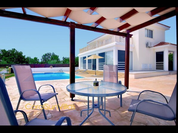 Villa, 3 chambres, fumeur, piscine privée | Restauration en plein air