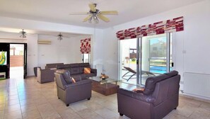 Vila, 3 quartos, para fumantes, piscina particular | Área de estar