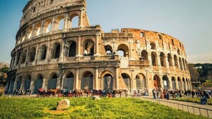 Un anfiteatro histórico con múltiples arcos y un escenario central.