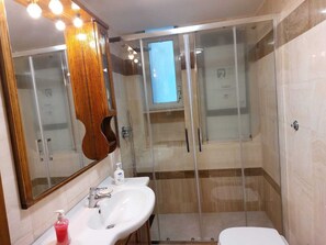 Appartement, 3 chambres, balcon | Salle de bain | Séchoir à cheveux