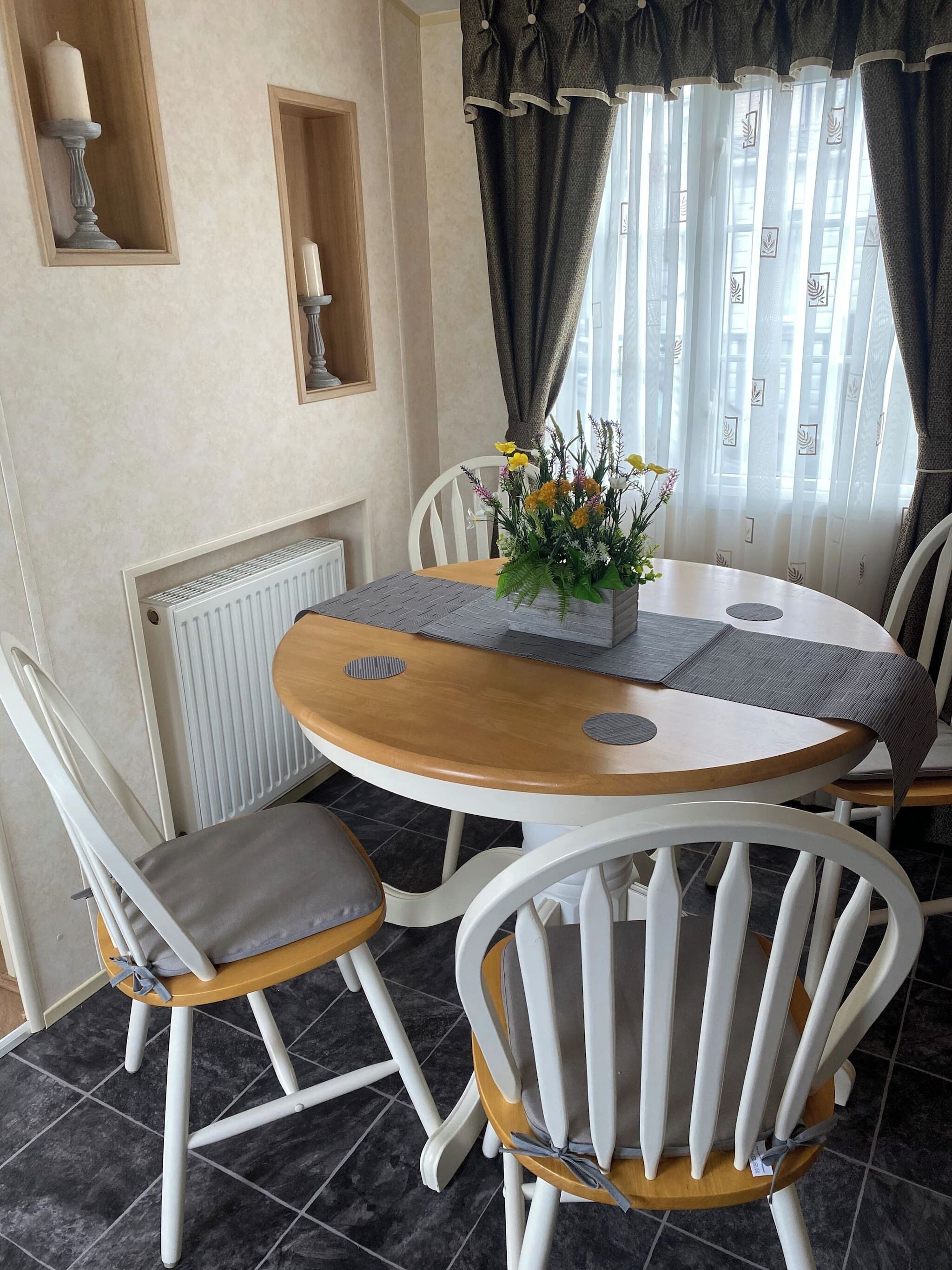 Chalet, 2 Bedrooms, Balcony, Garden View | Dining room