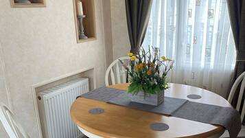 Chalet, 2 Bedrooms, Balcony, Garden View | Dining room