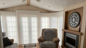 Chalet, 2 Bedrooms, Balcony, Garden View | Living room