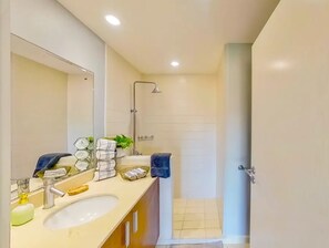 Condo, 3 Bedrooms, Accessible, Balcony | Bathroom - Ocean and Rainforest Panoramic Views Jaco 3 Bdrm With Pool (Jacó)