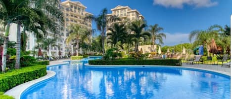 Una piscina al aire libre