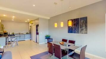 Condo, 3 Bedrooms, Accessible, Balcony | Bahagian dalam
