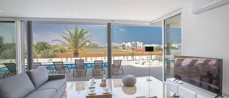 Villa, 3 Bedrooms, Private Pool, Garden View | Living area