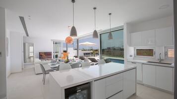 Villa, 3 Bedrooms, Private Pool, Garden View | Interior