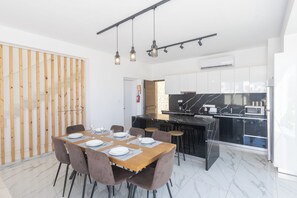 Biệt thự, 4 phòng ngủ, hồ bơi riêng, quang cảnh vườn | Phòng ăn