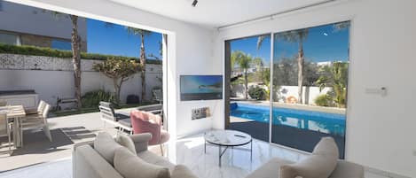Villa, 4 habitaciones, alberca privada, vista al jardín | Sala de estar