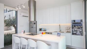 Villa, 4 Bedrooms, Private Pool, Garden View | Dining