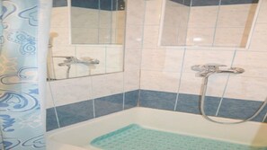 Ferienhaus, 2 Schlafzimmer, Terrasse, Stadtblick | Dusche im Bad
