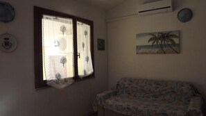 Maison, 2 chambres, patio, vue sur la montagne | Salle de séjour | Téléviseur