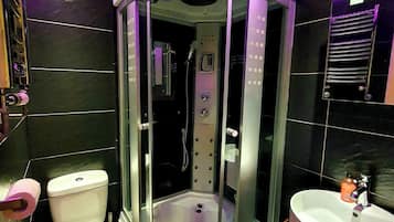 House, 3 Bedrooms, Garden View | Bathroom | Soap, shampoo