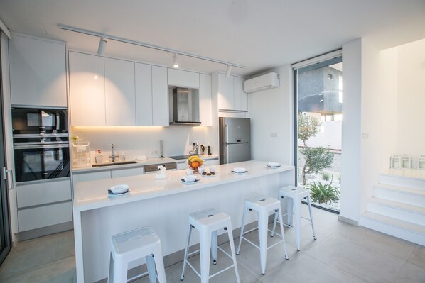 Villa, 3 Bedrooms, Patio, Garden View | Private kitchen