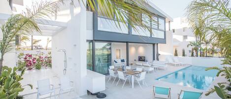 Villa, 3 habitaciones, patio, vista al jardín | Alberca | Alberca al aire libre