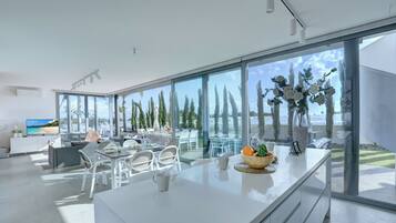 Villa, 3 Bedrooms, Private Pool, Garden View | Dining