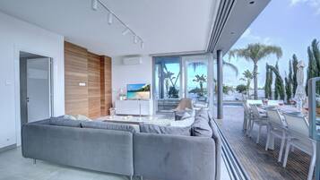 Villa, 3 Bedrooms, Private Pool, Garden View | Interior