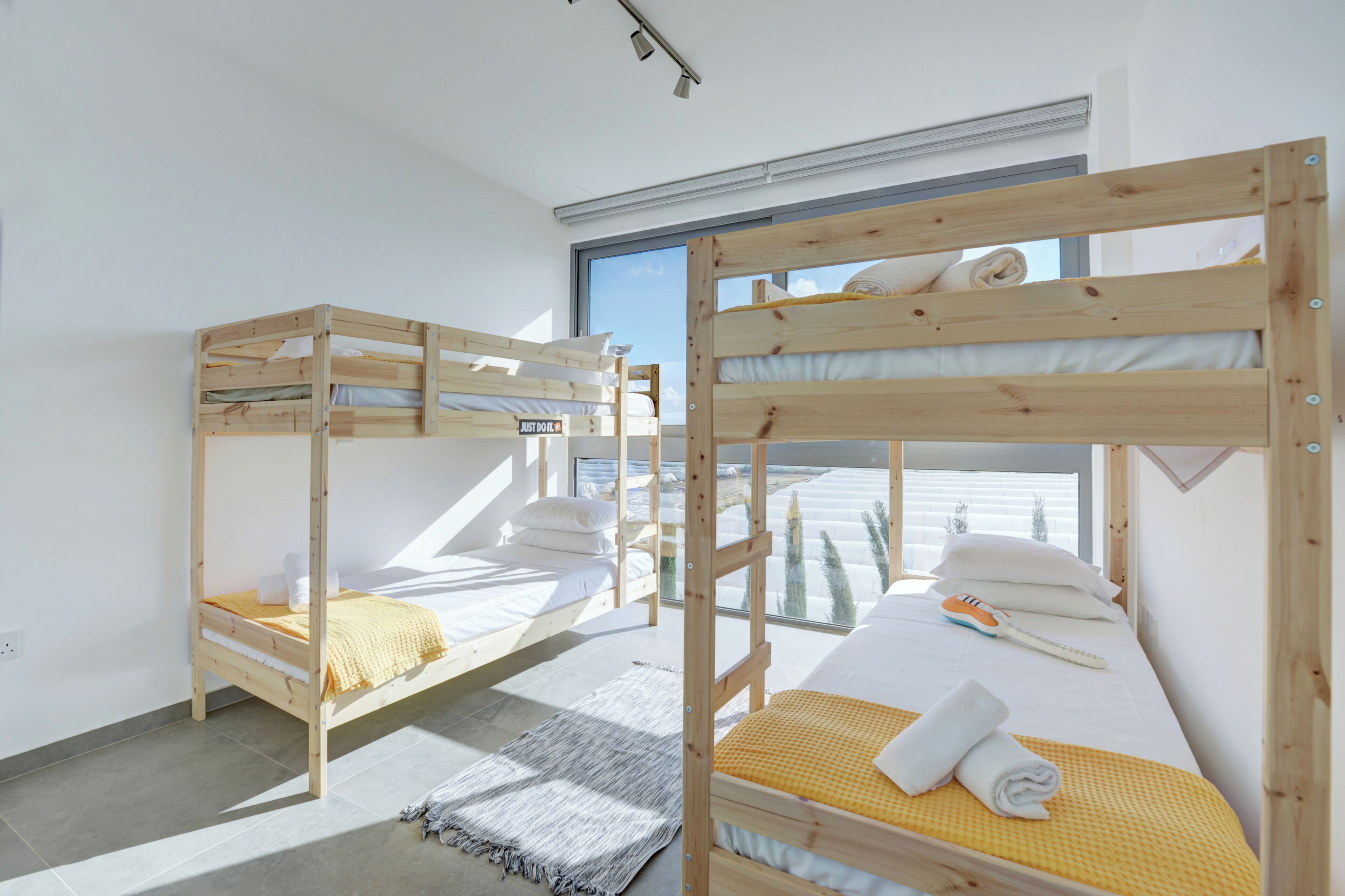 Una habitación con dos literas, un ventanal y vistas al exterior.