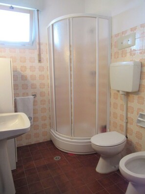Apartment, 2 Schlafzimmer, Terrasse, Stadtblick | Badezimmer