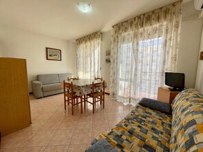 Studio, Multiple Bedrooms, Balcony | Dining